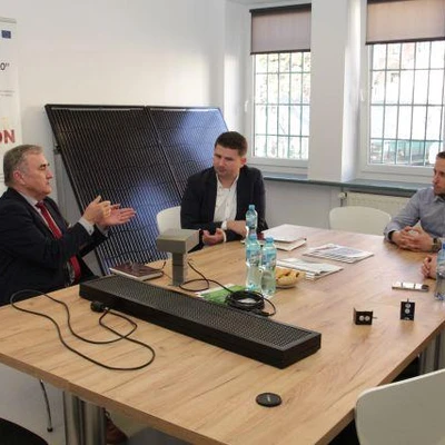 Przekazanie sensora do pomiarów jakości powietrza oraz tablicy wyświetlającej wyniki przez firmę Beskid Instruments,