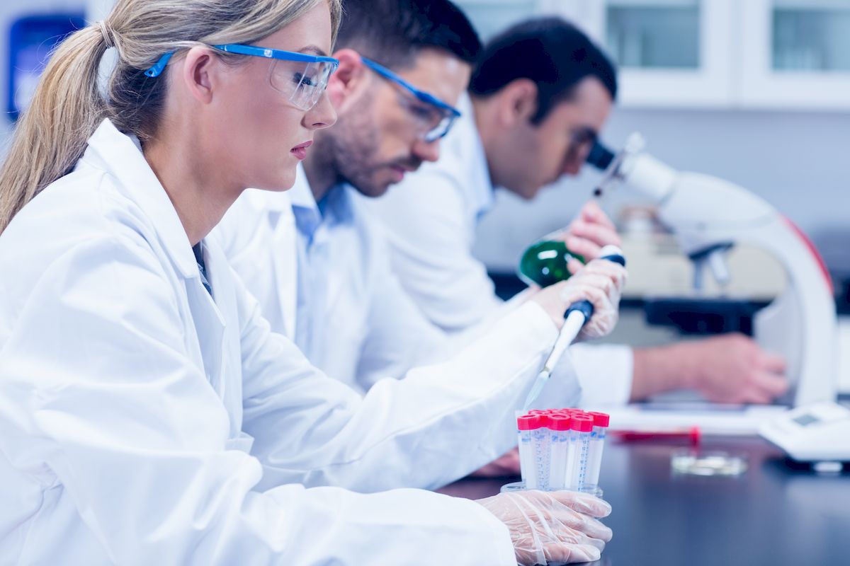 Grafika ilustracyjna - naukowcy pracujacy z chemikaliami w laboratorium