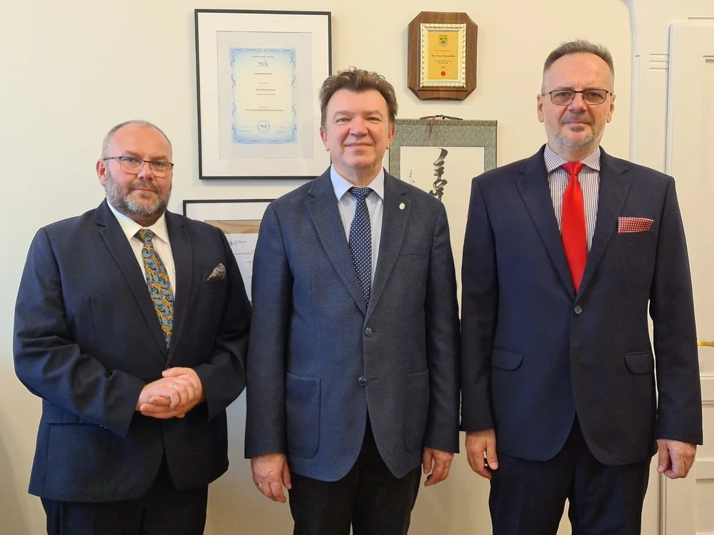 Na zdjęciu: prof. Andrzej Sechman, dr Szymon Sikorski i prof. Jacek Pijanowski