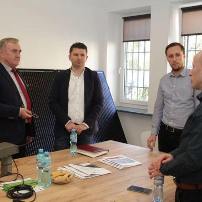 Przekazanie sensora do pomiarów jakości powietrza oraz tablicy wyświetlającej wyniki przez firmę Beskid Instruments,