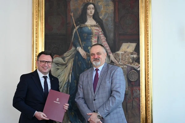 Rektor Sylwester Tabor i dyrektor CKiKU Michał Szanduła