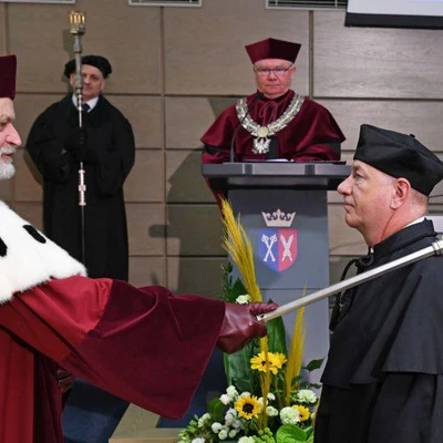19 maja 2023 r.; Promocje habilitacyjne i doktorskie, odnowienie doktoratu,