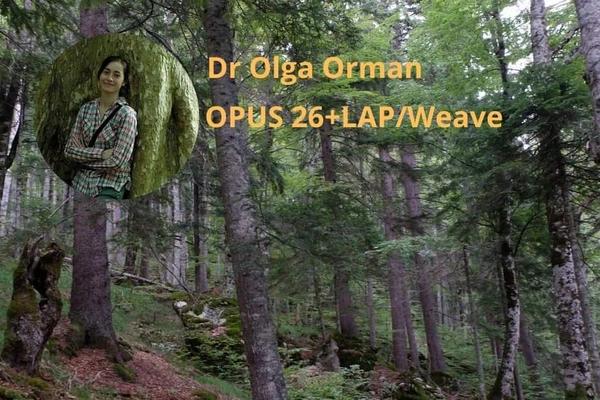 Dr Olga Orman, w tle las