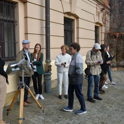25 października 2022 r., Częściowe zaćmienie Słońca przed Collegium Godlewskiego
