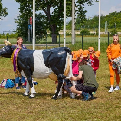 uczestniczy spotkania