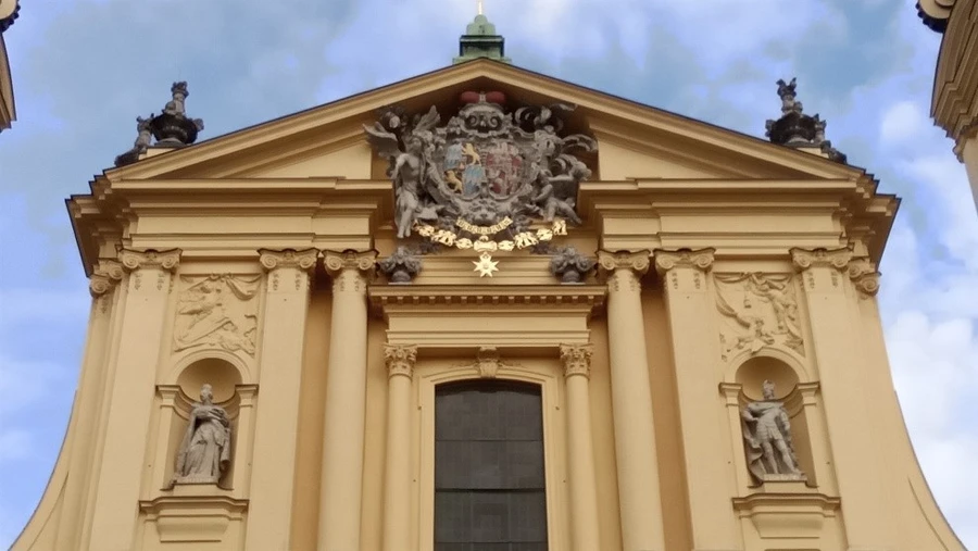 Herb Rzeczypospolitej Obojga Narodów na fasadzie kościoła Teatynów w Monachium