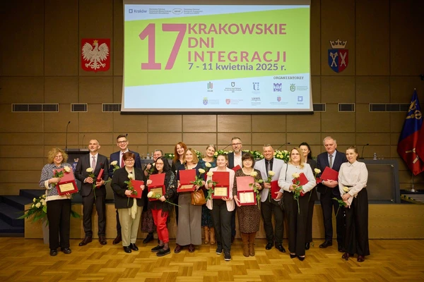 wspólne zdjęcie osób nagrodzonych