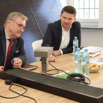 Przekazanie sensora do pomiarów jakości powietrza oraz tablicy wyświetlającej wyniki przez firmę Beskid Instruments,