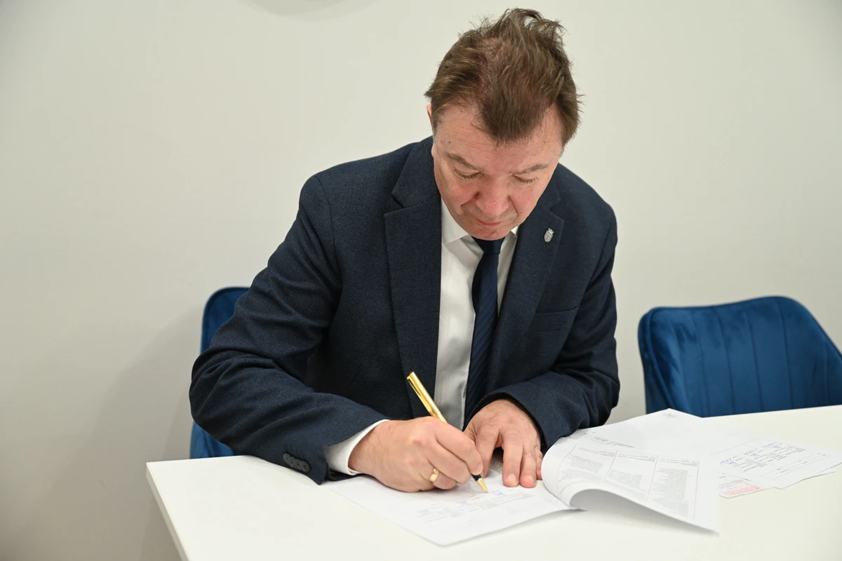 Prorektor ds. współpracy - prof. Andrzej Sechman podpisuje umowę.