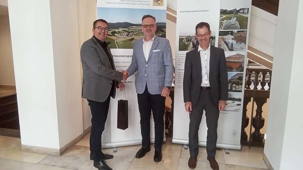 Na zdjęciu stoją: Roland Spiller, dr hab. inż. Jacek Pijanowski, prof. URK, oraz dr Herbert Daschiel
