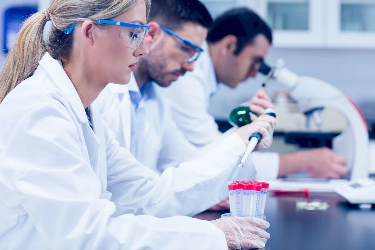 Grafika ilustracyjna - naukowcy pracujacy z chemikaliami w laboratorium