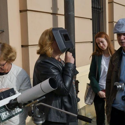 25 października 2022 r., Częściowe zaćmienie Słońca przed Collegium Godlewskiego