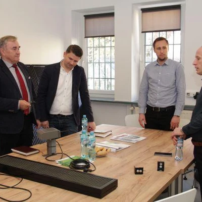 Przekazanie sensora do pomiarów jakości powietrza oraz tablicy wyświetlającej wyniki przez firmę Beskid Instruments,
