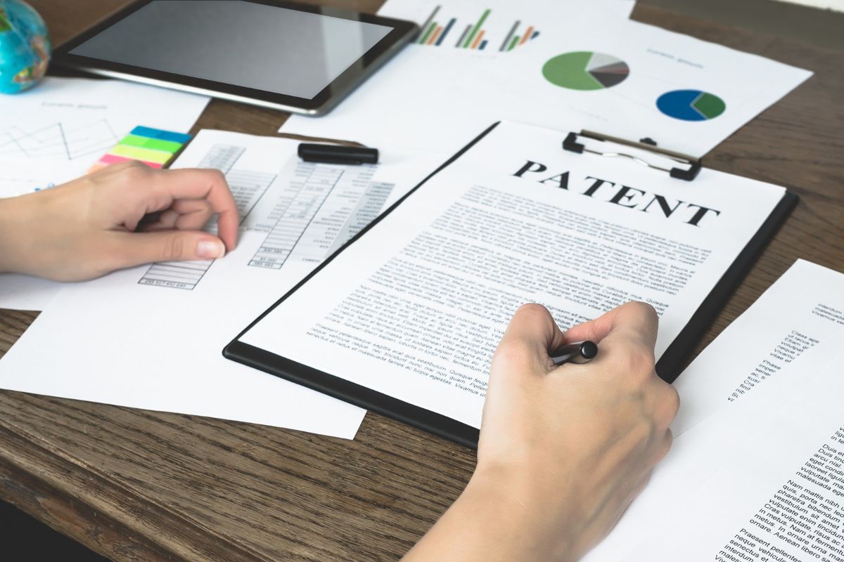zapisane kartki papieru z wyróżniającym się napisem patent