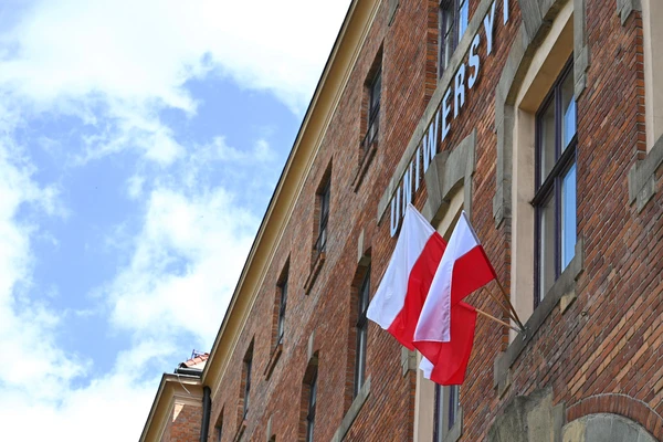 flagi biało-czerwone na collegium godlewskiego