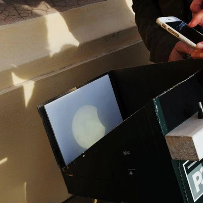 25 października 2022 r., Częściowe zaćmienie Słońca przed Collegium Godlewskiego