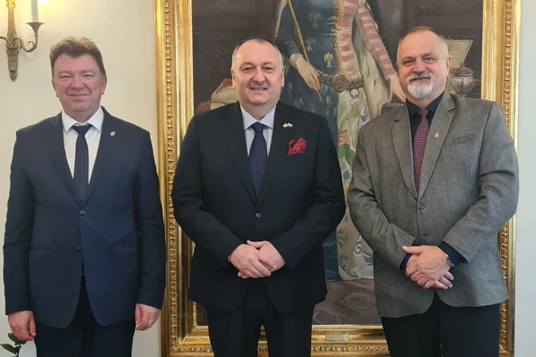 Od lewej stoją: prorektor ds. współpracy prof. Andrzej Sechman, konsul generalny Gruzji w Krakowie Ioseb Khakhaleishvili i rektor URK prof. Sylwester Tabor