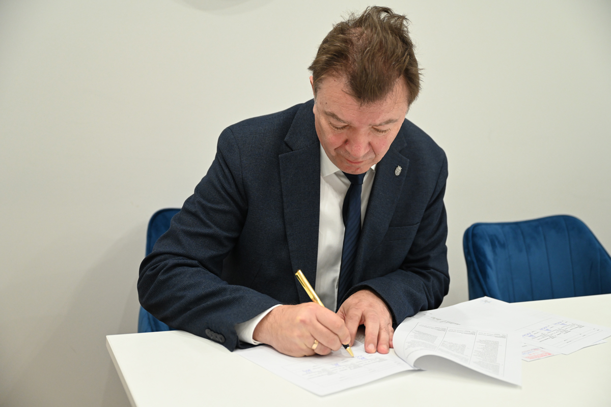 Prorektor ds. współpracy - prof. Andrzej Sechman podpisuje umowę.