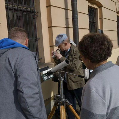 25 października 2022 r., Częściowe zaćmienie Słońca przed Collegium Godlewskiego