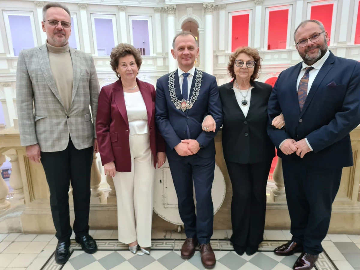 Na zdjęciu stoją cztery osoby.