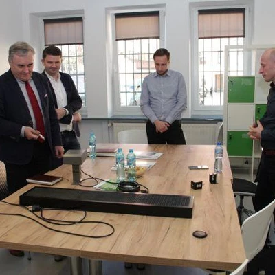 Przekazanie sensora do pomiarów jakości powietrza oraz tablicy wyświetlającej wyniki przez firmę Beskid Instruments,