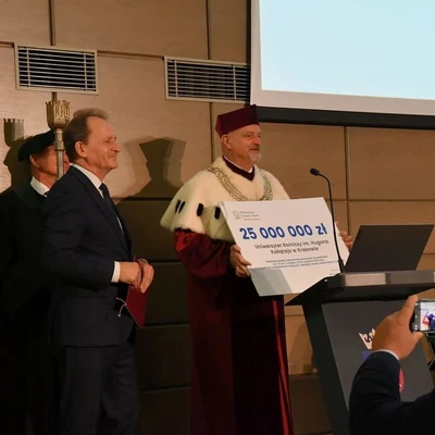 Włodzimierz Bernacki przekazuje Uczelni czek na 25 mln zł od Ministerstwa Edukacji i Nauki.