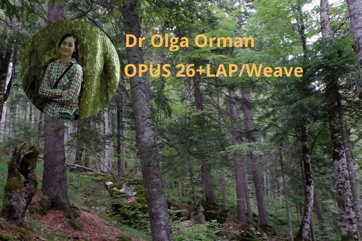 Dr Olga Orman, w tle las