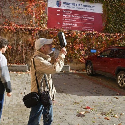 25 października 2022 r., Częściowe zaćmienie Słońca przed Collegium Godlewskiego