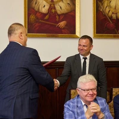 Rektor URK wręcza upoważnienie na stanowisko kanclerskie mgr Marcin Gałan