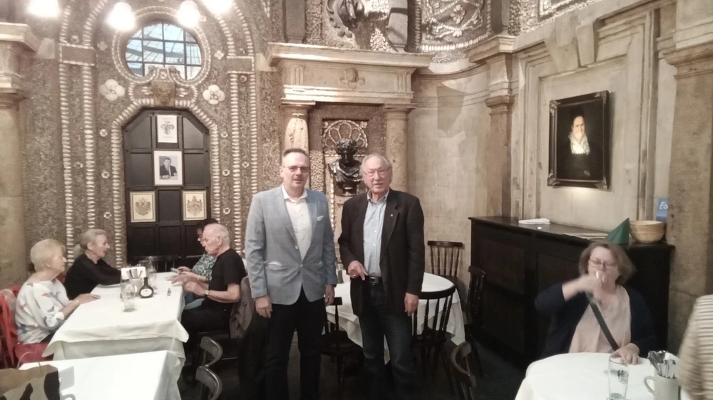 Na zdjęciu stoją: prof. Jacek Pijanowski i Holger Magel; w tle jeszcze kilka osób