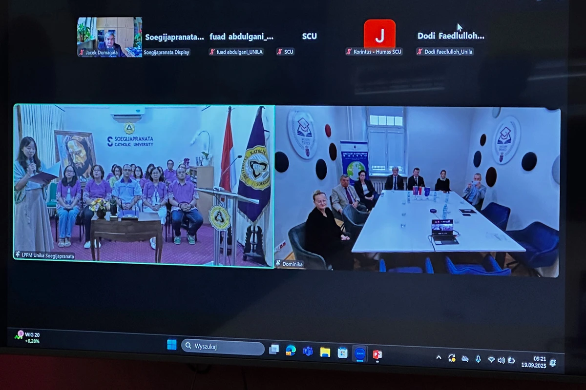 Zdjęcie przedstawia monitor ścienny, na którym widać pracowników Soegijapranata Catholic University w Semarang.