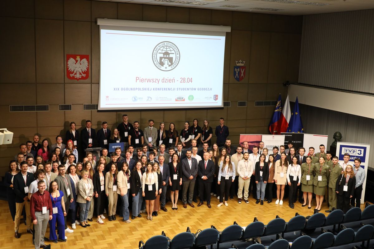zdjęcie grupowe uczestników konferencji