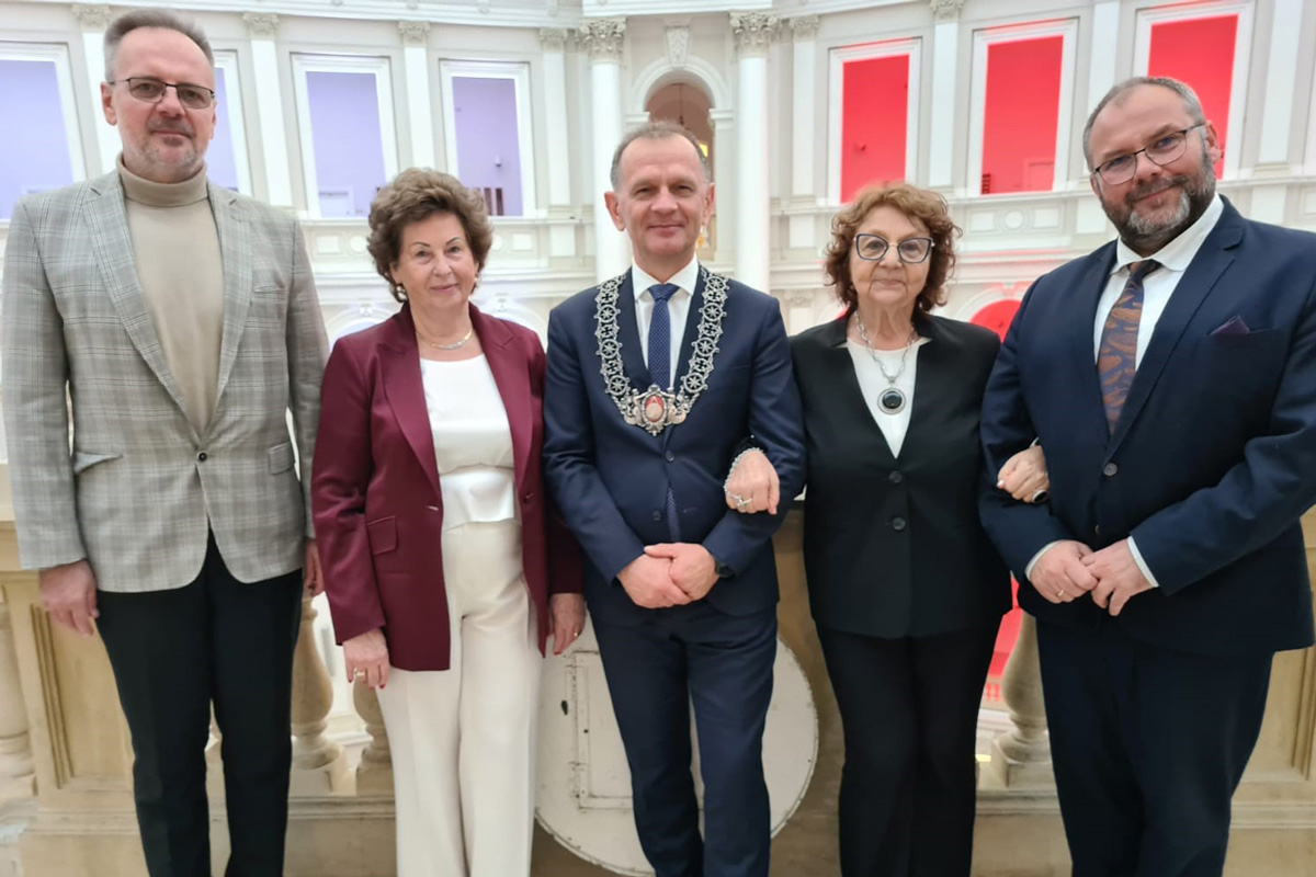 Na zdjęciu stoją od lewej: dr hab. inż. Jacek Pijanowski, prof. URK; prof. dr hab. inż. Alina Maciejewska; dr hab. inż. Janusz Walo, prof. PW; prof. dr hab. inż. Urszula Litwin i dr Szymon Sikorski