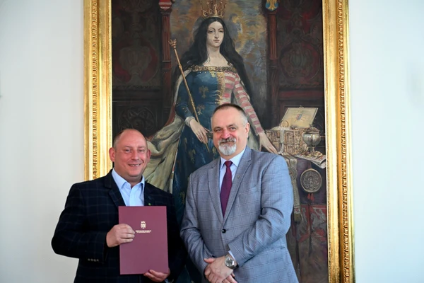 Rektor Sylwester Tabor i wojewoda małopolski Krzysztof Klęczar