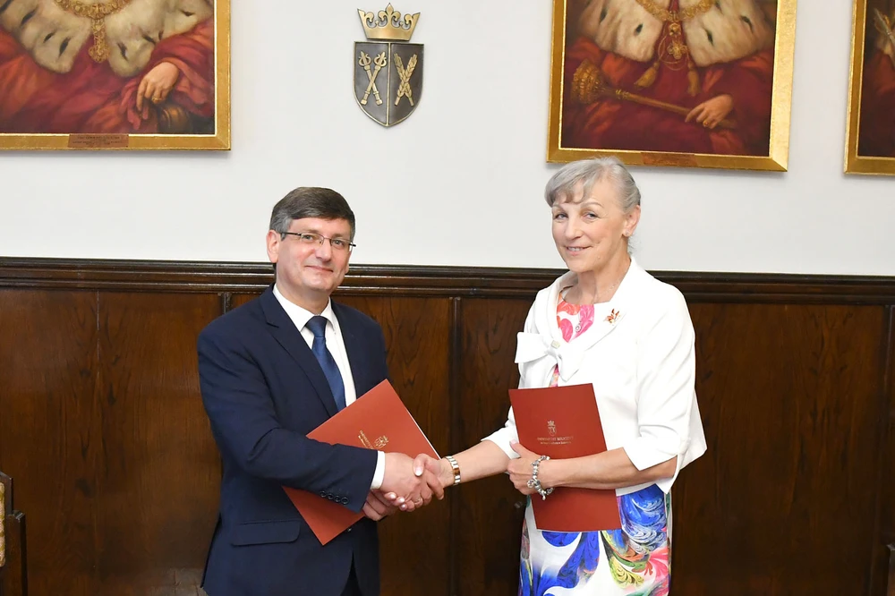 podpisanie umowy między prorektorem ds. kztałcenia URK dr. hab. inż. Andrzejem Bogdałem, prof. URK  i  dyrektorką ZSPS Bożeną Zając