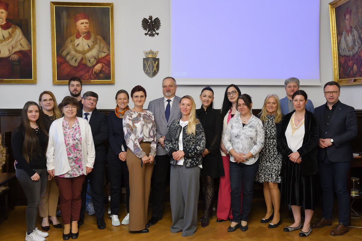 16 stojących osób uczestniczących w spotkaniu podsumowującym Krakowskie Dni Integracji pozujących do zdjęcia