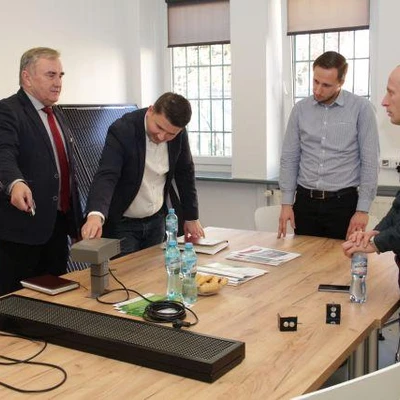 Przekazanie sensora do pomiarów jakości powietrza oraz tablicy wyświetlającej wyniki przez firmę Beskid Instruments,