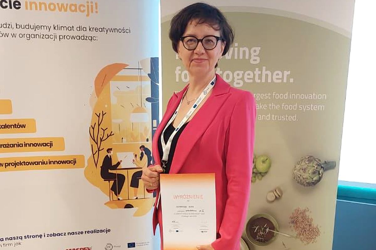 Profesor Katarzyna Hura podczas odbierania nagrody_1