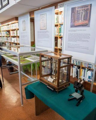 Wernisaż wystawy w Bibliotece Głównej - Wybrane przedmioty z kolekcji Muzeum UR