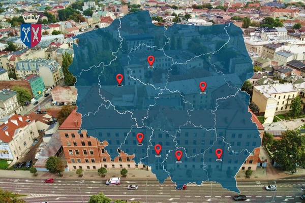 Mapa polski z zaznaczonymi miastami, w tle budynek Uniwersytetu